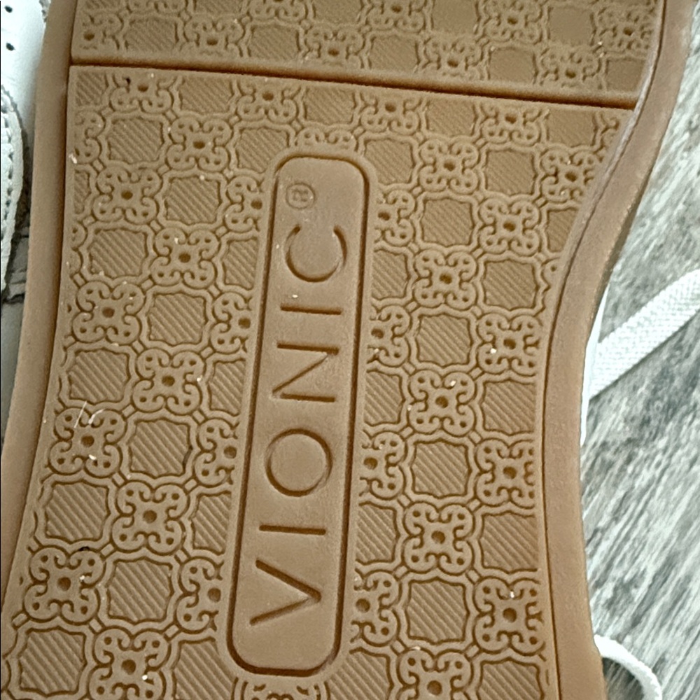Vionic White Leather Women's Sneakers with Gum Sole VIONIC
Kimmie Court - Picture 4 of 10